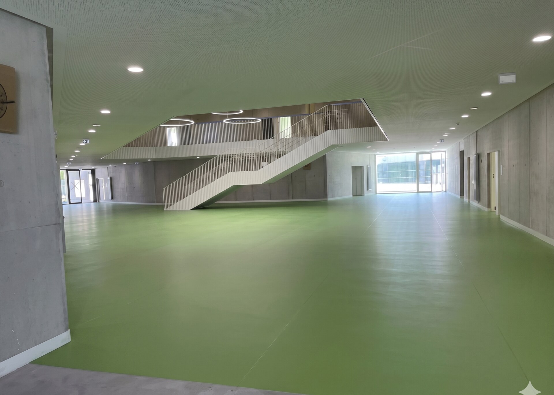 Groupe scolaire Grand Selve — hall avant et après pose PVC — Après
