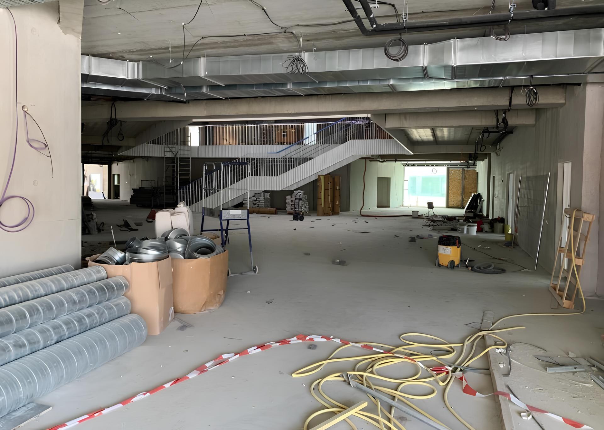 Groupe scolaire Grand Selve — hall avant et après pose PVC — Avant